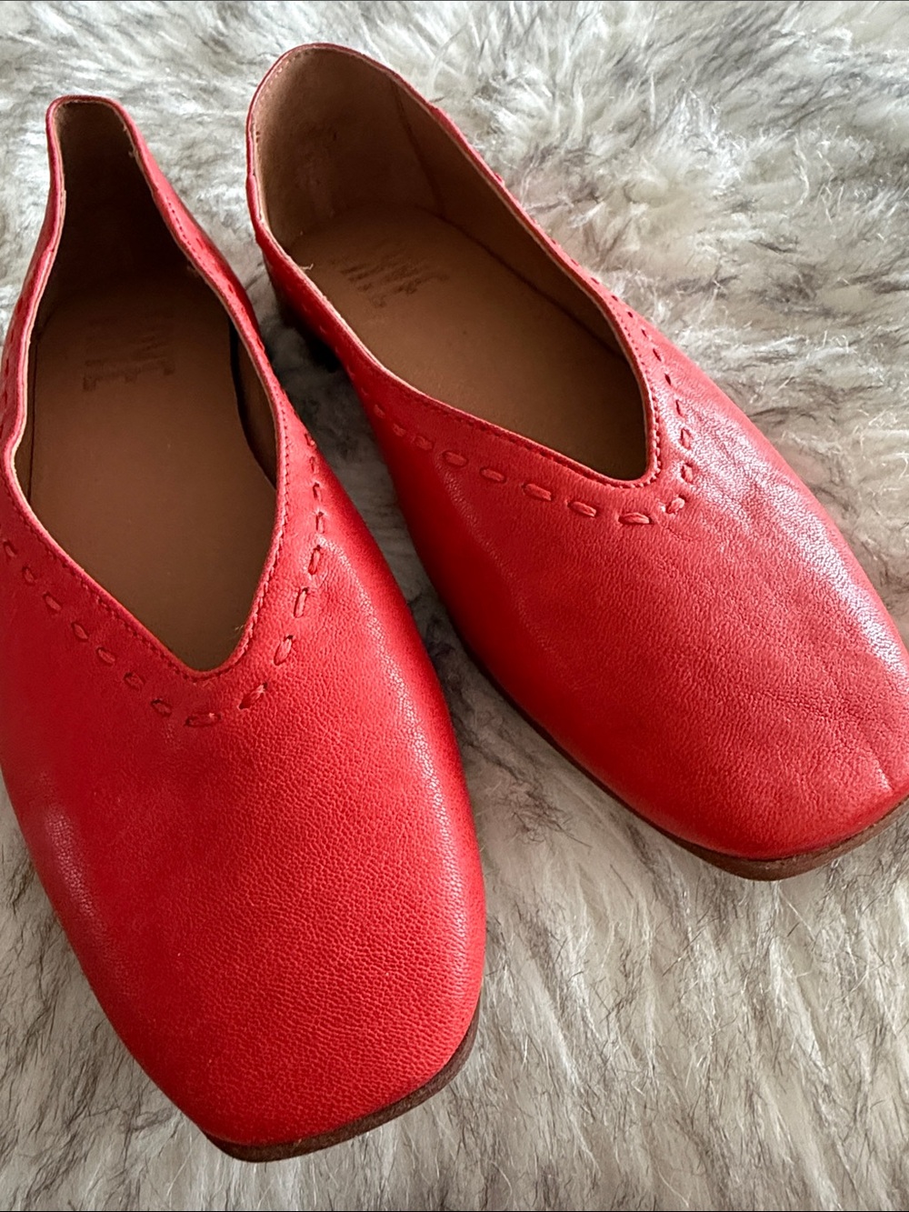 NEW FRYE Claire Red Women's Slip-On Flats - Elegant Everyday Comfort - Picture 2 of 8